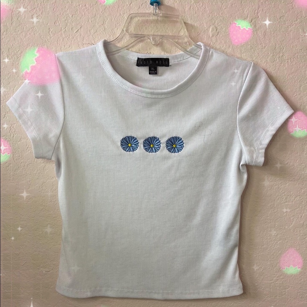 name: White top with blue flowers
size listed is XL but fits a S/M
꒰ა ♡ ໒꒱